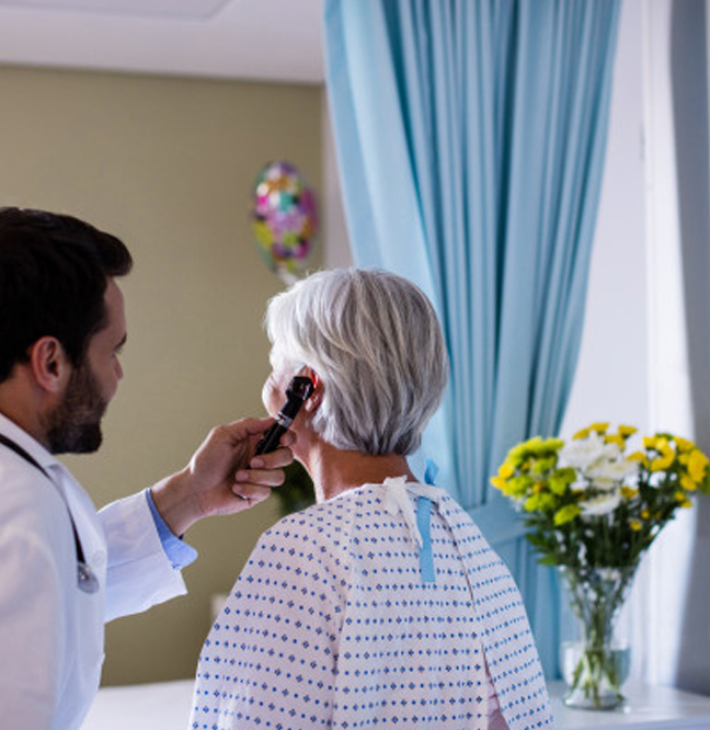 Doctor encargado de los oídos
